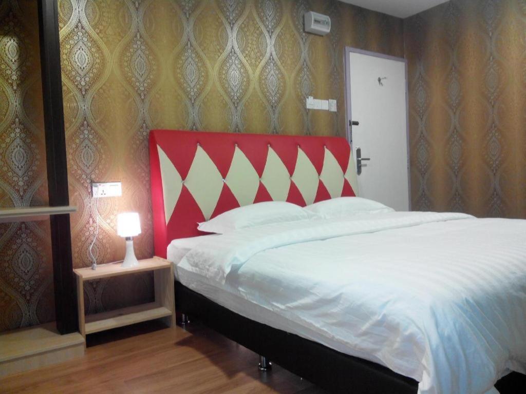 Hotel Zamburger Enstek Sepang Exterior foto